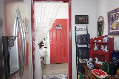 Entry Way - 511 16th Ave, Longview, WA 98632 photo 1 of 2