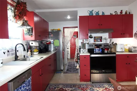 Kitchen - 511 16th Ave, Longview, WA 98632 photo 1 of 3