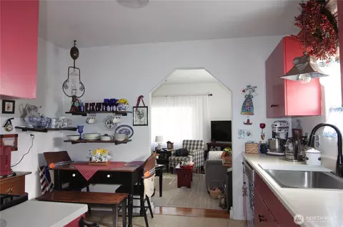 Kitchen - 511 16th Ave, Longview, WA 98632 photo 3 of 3