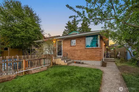921 N 85th St, Seattle, WA 98103