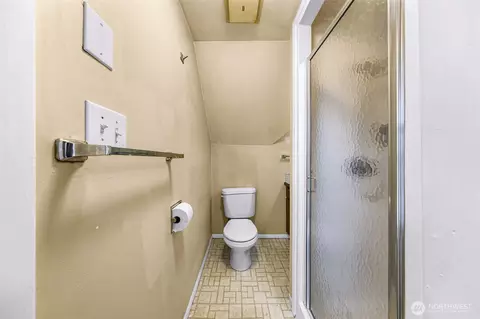 Bath - 2118 Hoyt Ave, Everett, WA 98201 photo 2 of 4