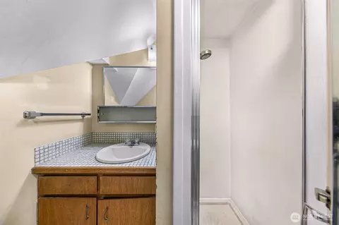 Bath - 2118 Hoyt Ave, Everett, WA 98201 photo 3 of 4