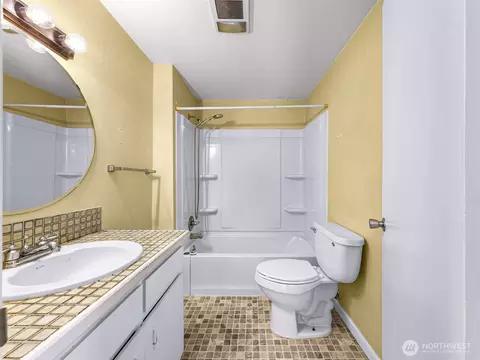 Bath - 2118 Hoyt Ave, Everett, WA 98201 photo 4 of 4