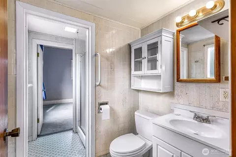 Bath - 2118 Hoyt Ave, Everett, WA 98201 photo 1 of 4