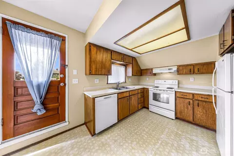Kitchen - 2118 Hoyt Ave, Everett, WA 98201 photo 4 of 4
