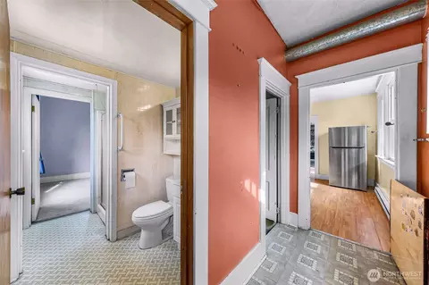 Entry Way - 2118 Hoyt Ave, Everett, WA 98201 photo 2 of 3
