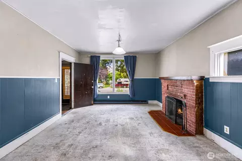 Living - 2118 Hoyt Ave, Everett, WA 98201 photo 2 of 8