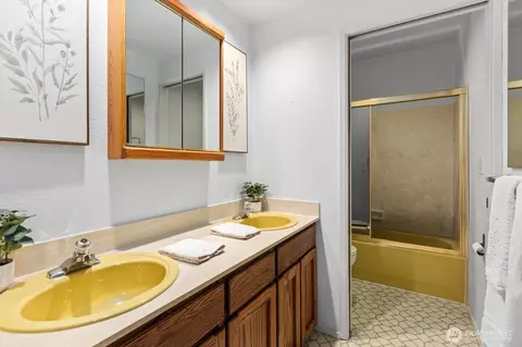 Bath - 21907 3rd Ave SE, Bothell, WA 98021 photo 5 of 5
