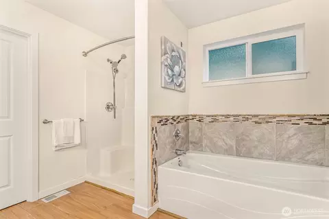 Bath - 9213 Odin Way, Bothell, WA 98011 photo 3 of 4