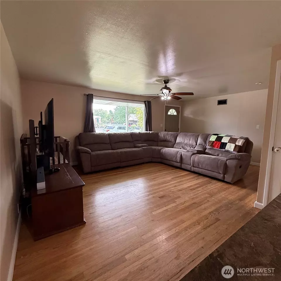 Living - 1405 Francis Ave, Walla Walla, WA 99362 photo 1 of 1