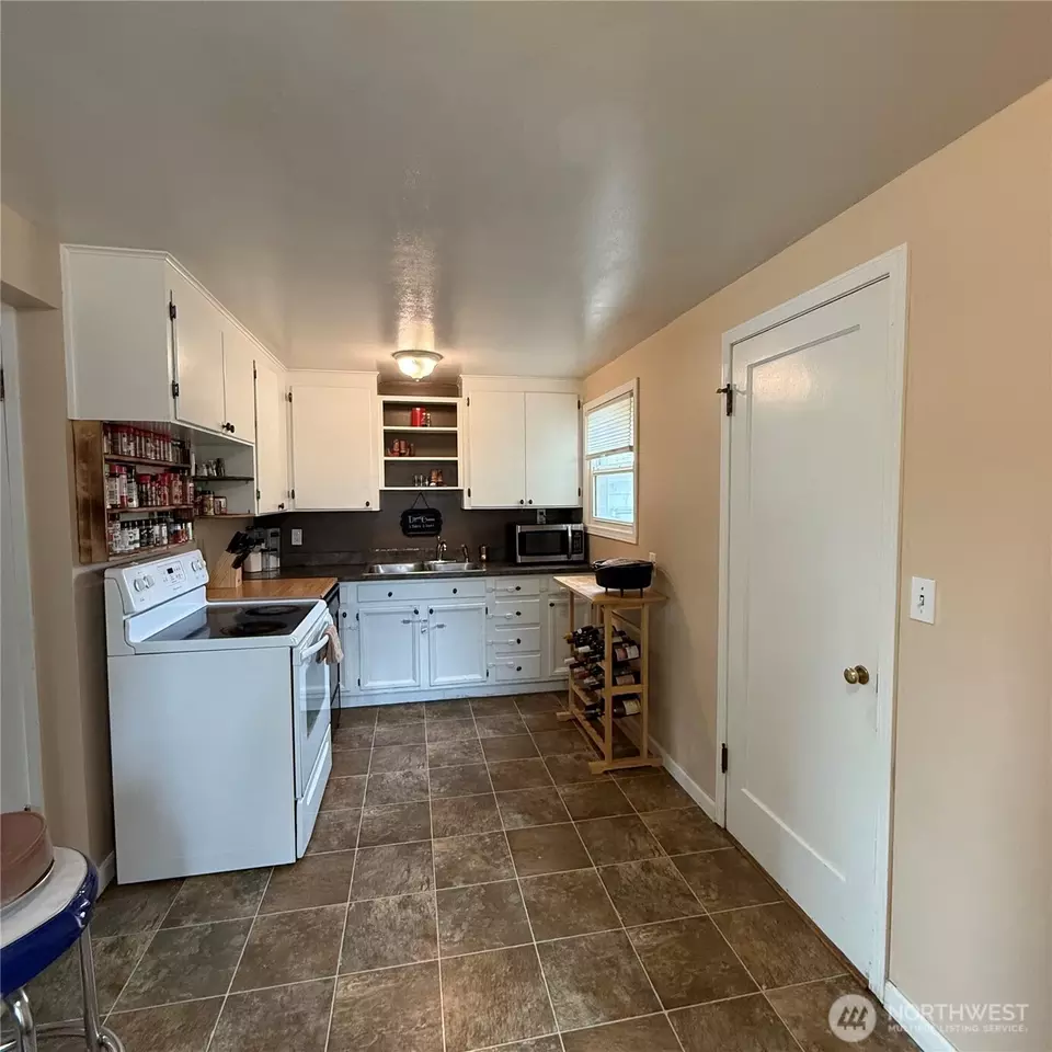 Kitchen - 1405 Francis Ave, Walla Walla, WA 99362 photo 2 of 4