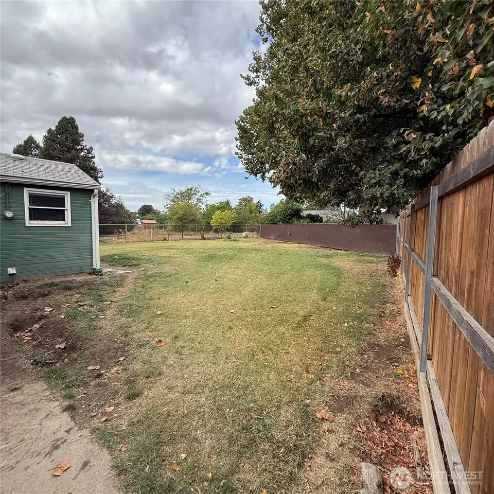 Exterior - 1405 Francis Ave, Walla Walla, WA 99362 photo 3 of 4