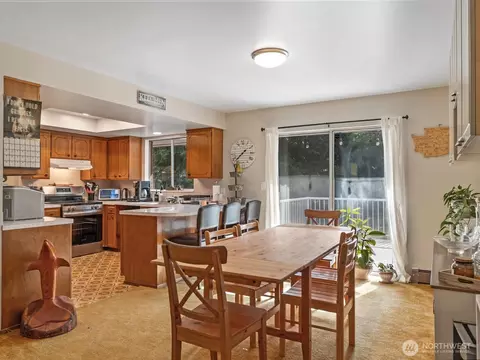 Dining - 114 231st St SE, Bothell, WA 98021 photo 3 of 4