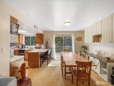 Dining - 114 231st St SE, Bothell, WA 98021 photo 4 of 4