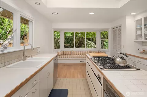 Kitchen - 2124 Broadmoor Dr E, Seattle, WA 98112 photo 2 of 3