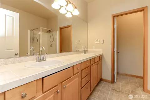 Bath - 1113 Ofarrell Ln NW, Orting, WA 98360 photo 2 of 4