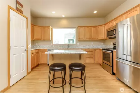 Kitchen - 1113 Ofarrell Ln NW, Orting, WA 98360 photo 3 of 4