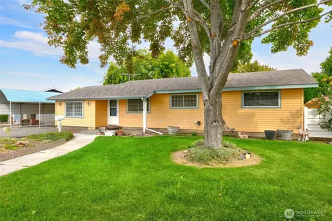 221 Blossom Dr, Moxee, WA 98936