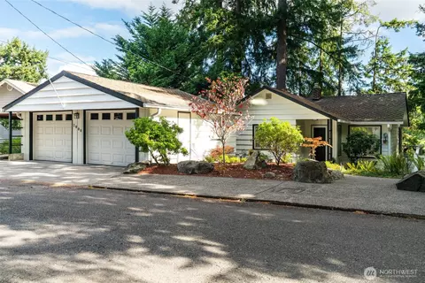 2008 Madrona Point Dr, Bremerton, WA 98312