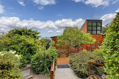 4310 Rockaway Beach Rd NE, Bainbridge Island, WA 98110