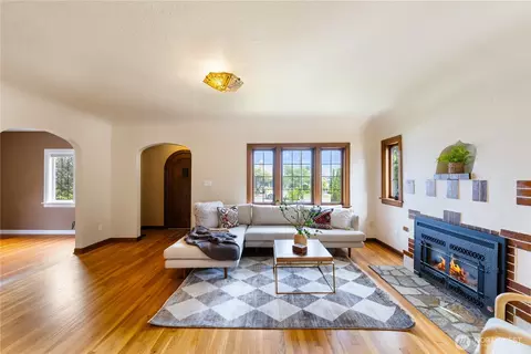 1315 7th St, Anacortes, WA 98221