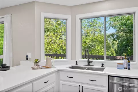 Kitchen - 16808 119th Pl NE, Bothell, WA 98011 photo 4 of 6