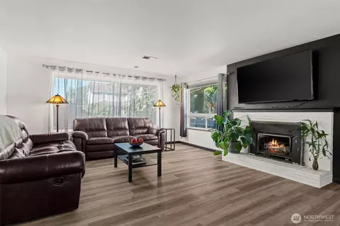 343 4th St SE, Puyallup, WA 98372