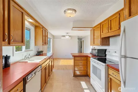 Kitchen - 122 Armstrong Rd, Chehalis, WA 98532 photo 4 of 4