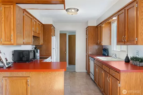Kitchen - 122 Armstrong Rd, Chehalis, WA 98532 photo 1 of 4