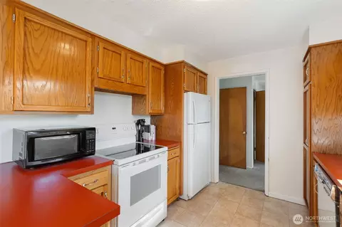 Kitchen - 122 Armstrong Rd, Chehalis, WA 98532 photo 3 of 4