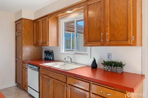 Kitchen - 122 Armstrong Rd, Chehalis, WA 98532 photo 2 of 4