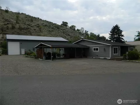 44 Bonaparte Ave, Tonasket, WA 98855
