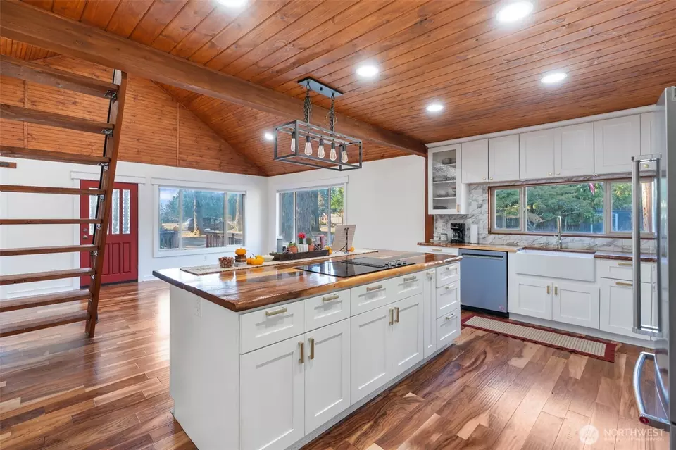 Kitchen - 106 Pattee Rd, Chehalis, WA 98532 photo 5 of 6