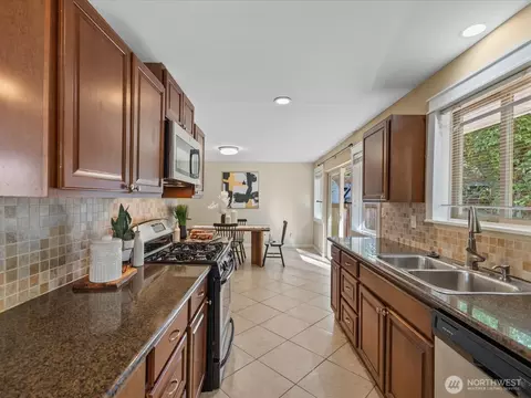 Kitchen - 19116 106th Ave NE, Bothell, WA 98011 photo 2 of 3
