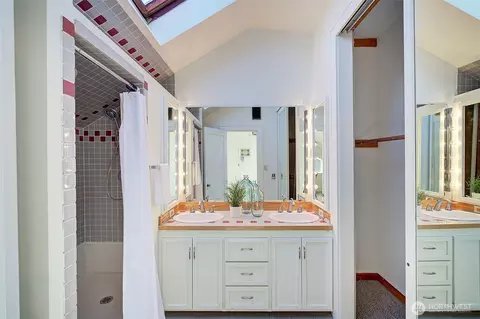 Bath - 737 N 80th St, Seattle, WA 98103 photo 2 of 3