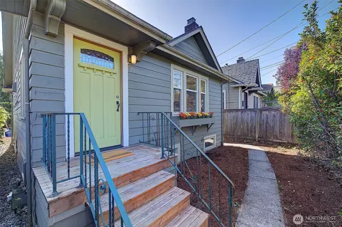 737 N 80th St, Seattle, WA 98103