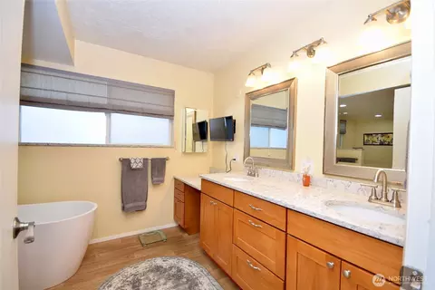 Bath - 136 Sunset Pl, Sequim, WA 98382 photo 2 of 5