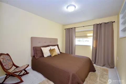 Bedroom - 136 Sunset Pl, Sequim, WA 98382 photo 1 of 3