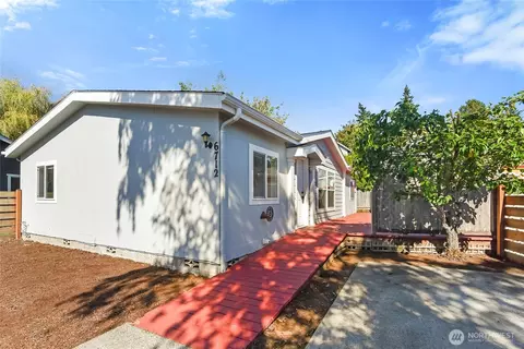 6712 NE Geneva St, Suquamish, WA 98392