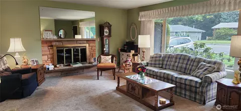 Living - 5604 Beverly Ln, Everett, WA 98203 photo 2 of 2