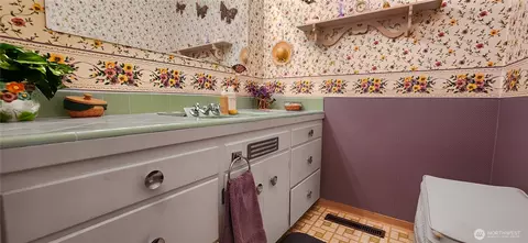 Bath - 5604 Beverly Ln, Everett, WA 98203 photo 2 of 6