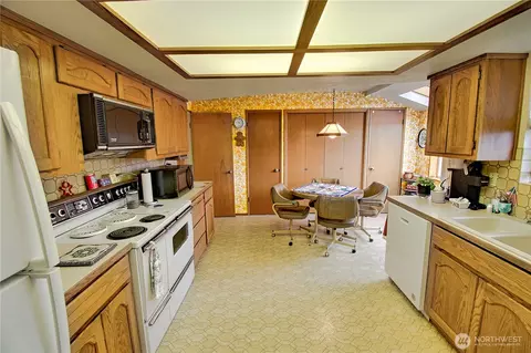 Kitchen - 5604 Beverly Ln, Everett, WA 98203 photo 2 of 3