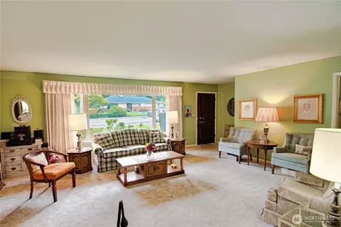 Living - 5604 Beverly Ln, Everett, WA 98203 photo 1 of 2
