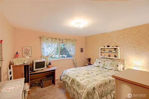 Bedroom - 5604 Beverly Ln, Everett, WA 98203 photo 4 of 6