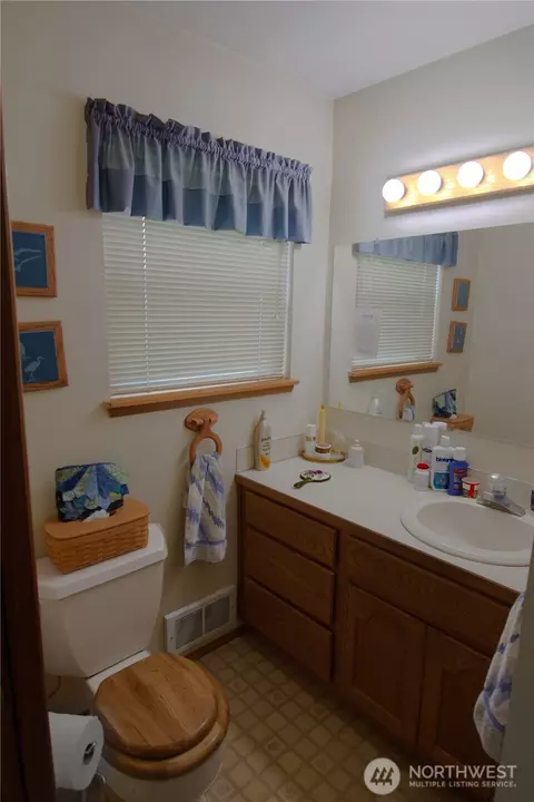 Bath - 5604 Beverly Ln, Everett, WA 98203 photo 6 of 6