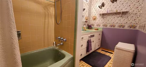 Bath - 5604 Beverly Ln, Everett, WA 98203 photo 1 of 6