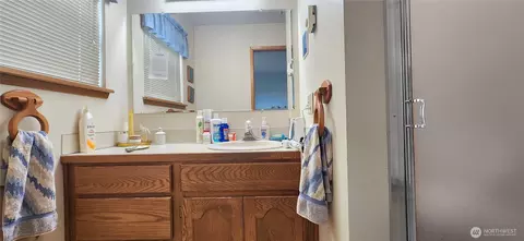 Bath - 5604 Beverly Ln, Everett, WA 98203 photo 4 of 6