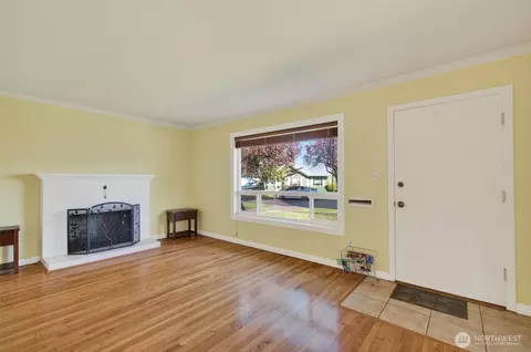 Living - 2763 Maple St, Longview, WA 98632 photo 3 of 4