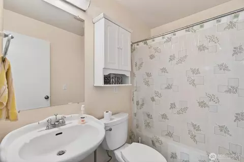 Bath - 2763 Maple St, Longview, WA 98632 photo 1 of 2