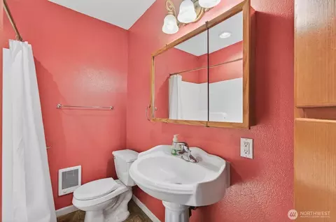 Bath - 2763 Maple St, Longview, WA 98632 photo 2 of 2